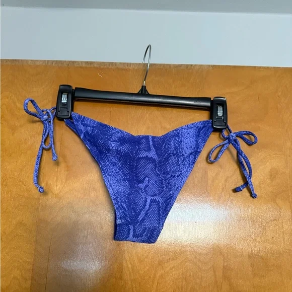 Victoria’s Secret Blue Textured Bikini Set (Washed but never worn) Size Medium - Picture 4 of 9